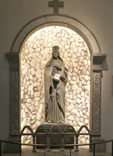 ポーランド・ヴィエリチカ岩塩で再現制作された「聖キンガ像」